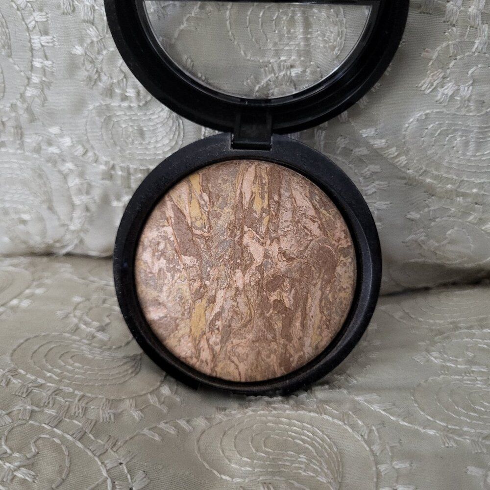 Laura Geller Baked Balance n Glow iluminating foundation MEDIUM made in Italy